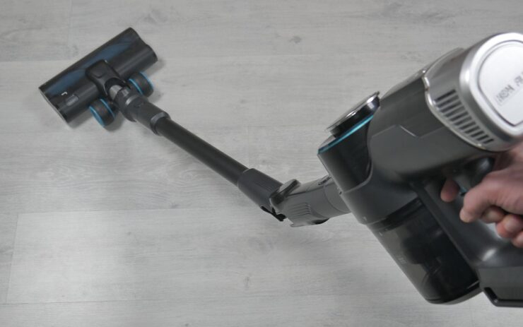 Лучший мощный вертикальный пылесос. Сгибаемая труба позволит не наклоняться для уборки в труднодоступных местах. Фото.