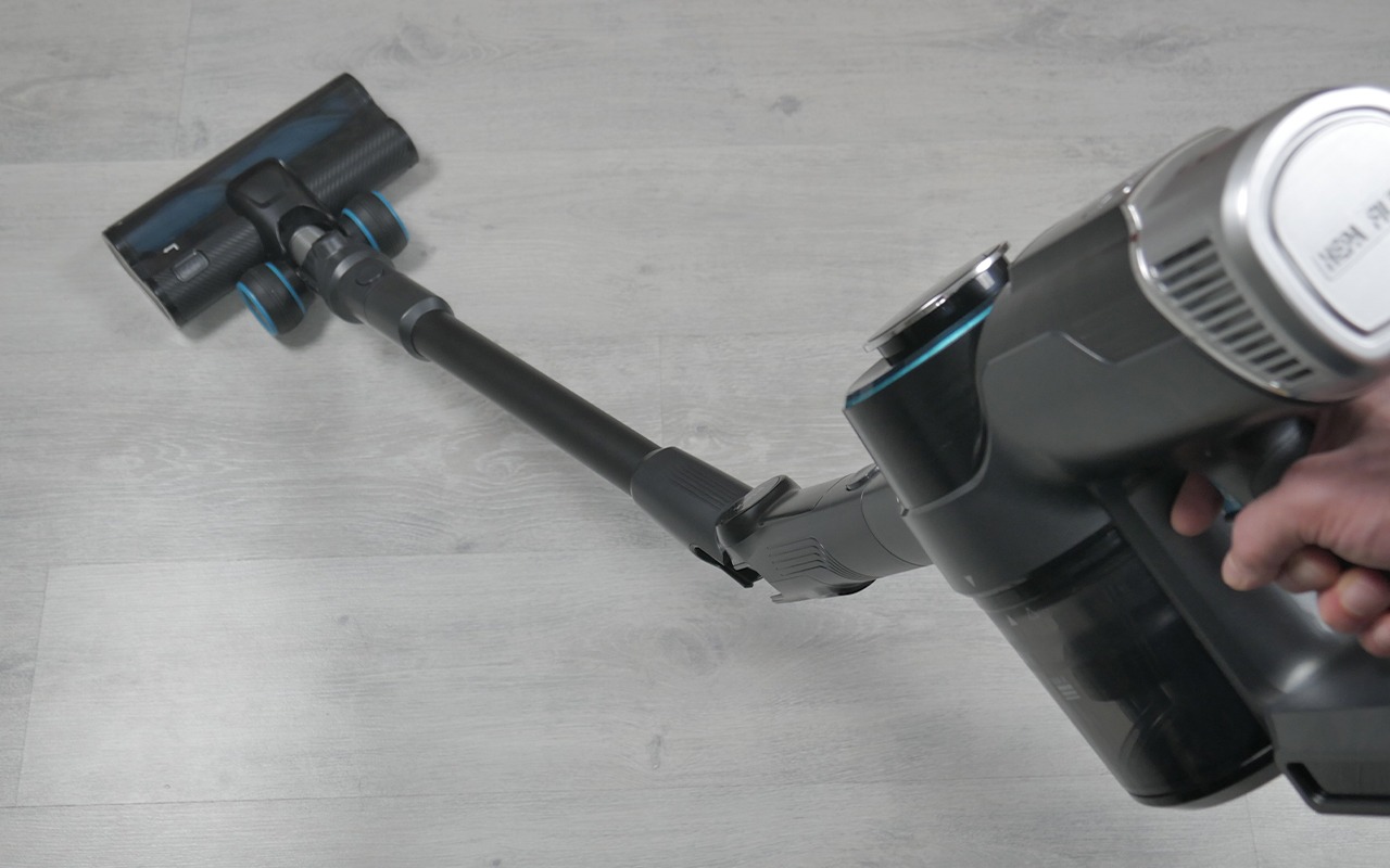 Сгибаемая труба позволит не наклоняться для уборки в труднодоступных местах. Фото.