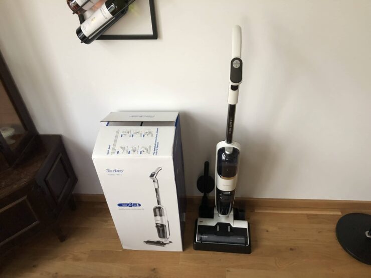 Моющий вертикальный беспроводной пылесос. Пылесос компактный для тех возможностей, которые в нем заложены. Фото.