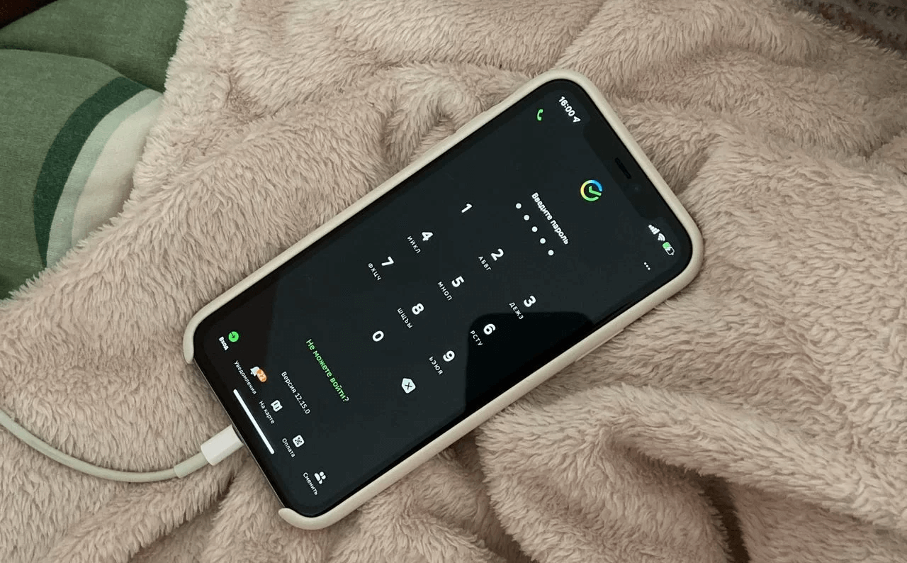 Сбербанк Онлайн нельзя скачать таким образом, потому что это финансовое приложение и ему нужна повышеная защита. Фото.