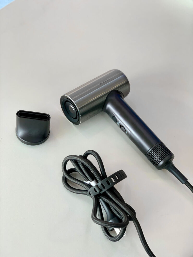 Дизайн фена для волос. Провод можно удобно собрать специальной силиконовой стяжкой. Фото.