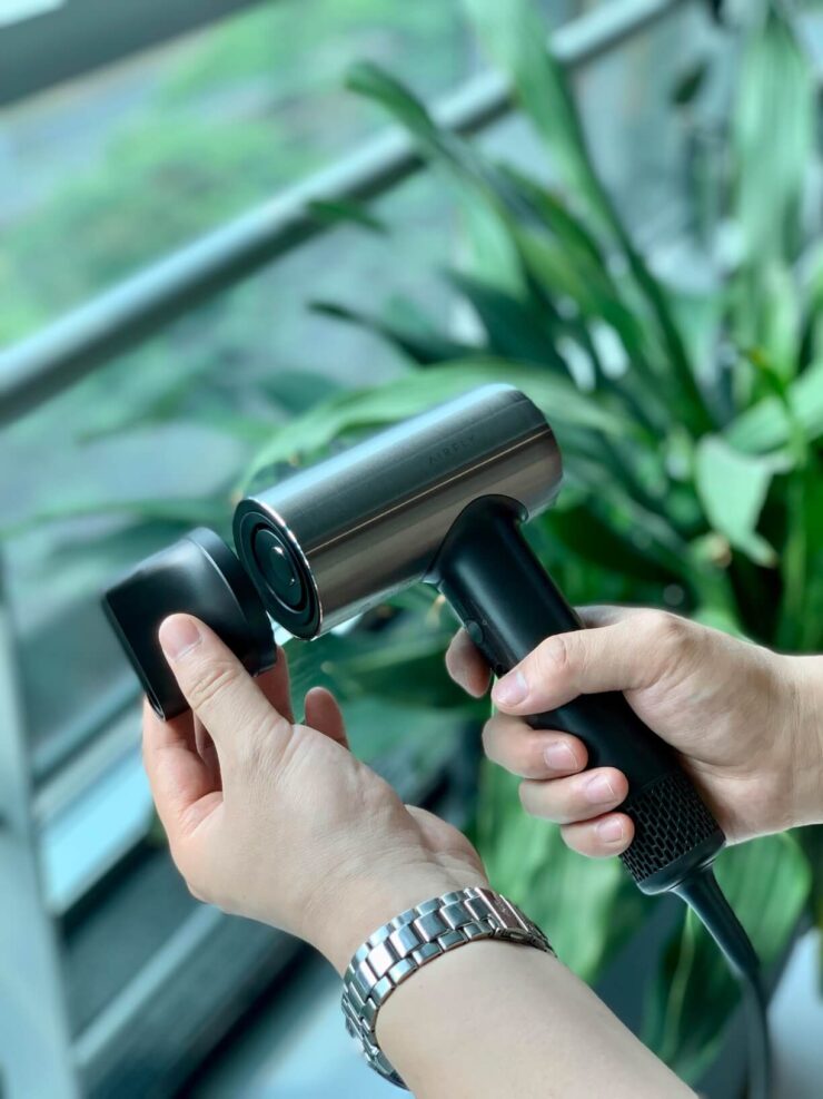 Какой фен для волос лучше. Насадки просто примагничиваются к фену. Фото.