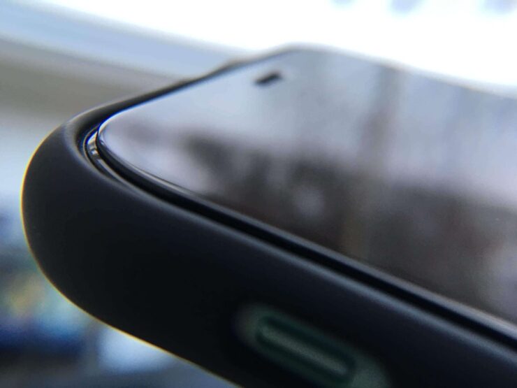 Иногда защитное стекло может не только мешать взаимодействию с экраном, но и вызывать сбои в Face ID. Фото.