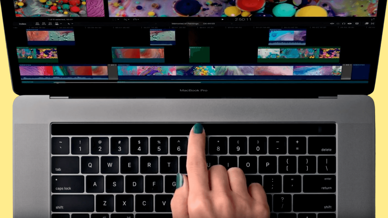 Вот так будет выглядеть Touch Bar на Макбуке после отключения. Просто черная полоска. Фото.