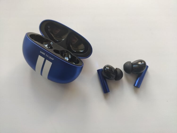 Auriculares true wireless Realme Buds Air 3. También me ha gustado que el auricular y las patas tengan un color diferente.  Foto.