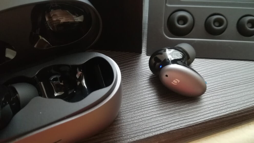 На небольшую платформу-овал вынесли управление и микрофоны. Фото.