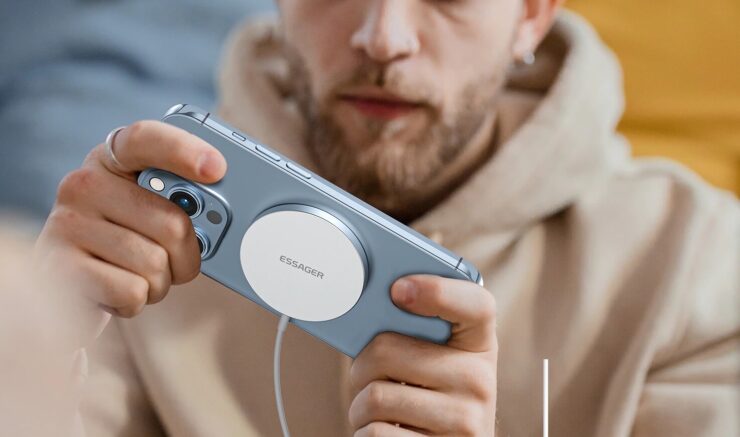 MagSafe-зарядка 3 в 1. Этот зарядник заряжает три основных устройства Apple, включая Apple Watch. MagSafe-зарядка 3 в 1. Этот зарядник заряжает три основных устройства Apple, включая Apple Watch. Фото.