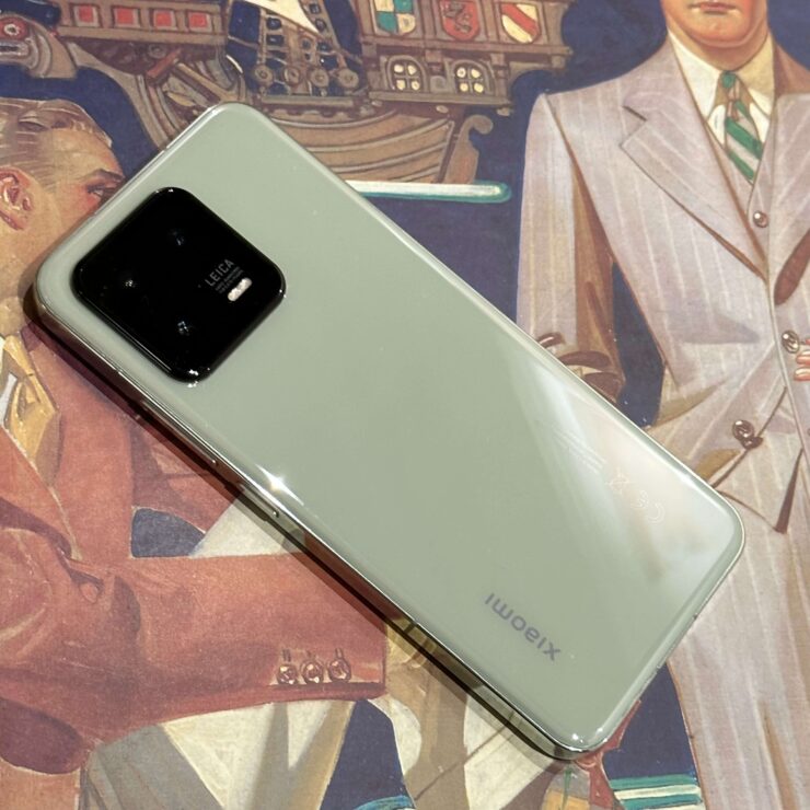 Характеристики Xiaomi 13. Очень необычный цвет Xiaomi 13. Фото.