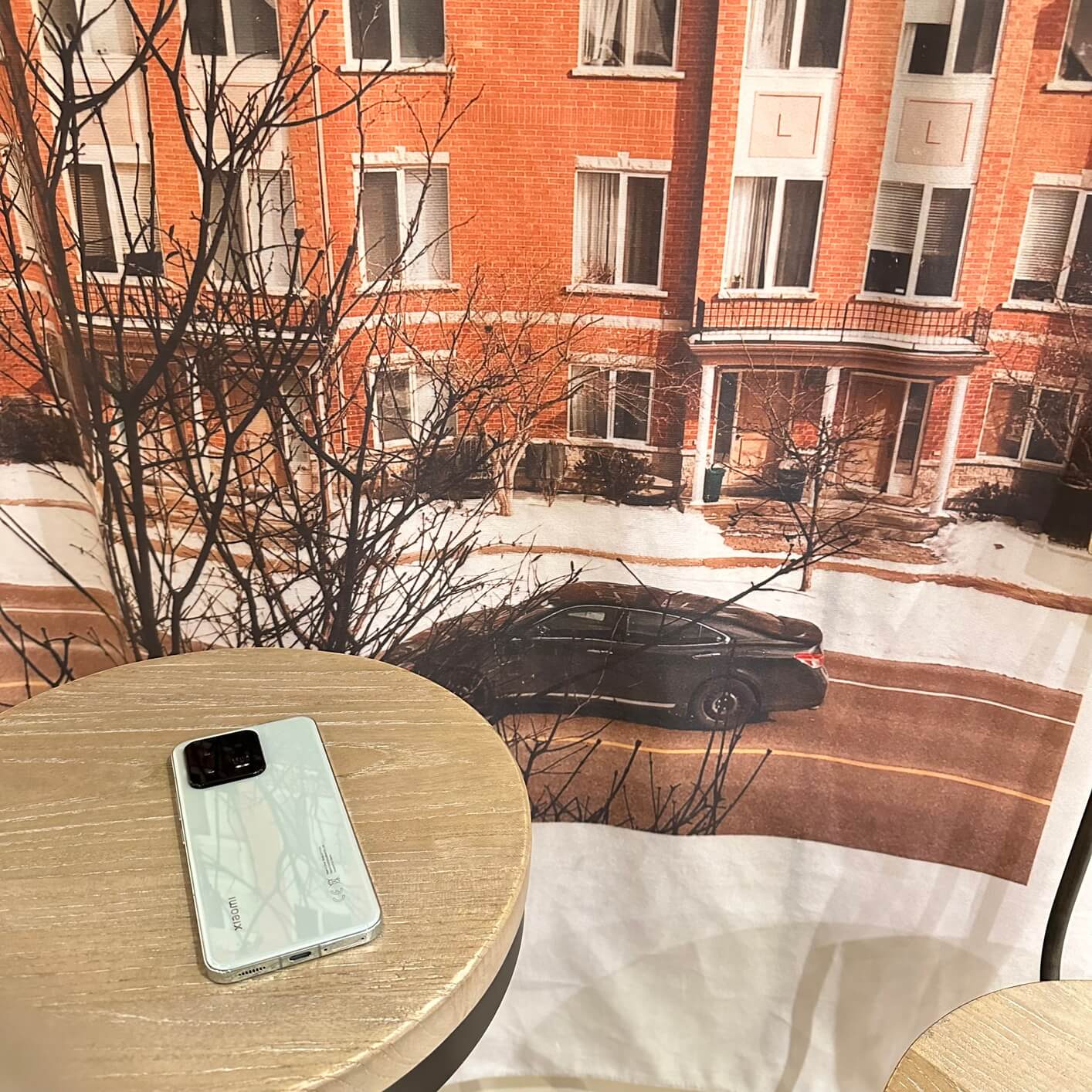 Плоские боковые грани придают свежести дизайну. Фото.