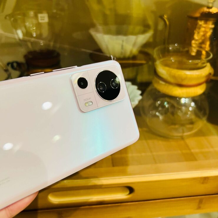 Смартфон Xiaomi 13 Lite. Блок камер очень аккуратно выполнен и не вызывает какого-то отторжения. Фото.