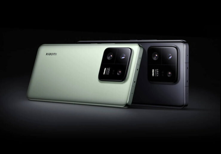 Цена Xiaomi 13 Pro. Благодаря чуть скошенным граням держать даже такой большой смартфон в руке будет комфортно. Фото.