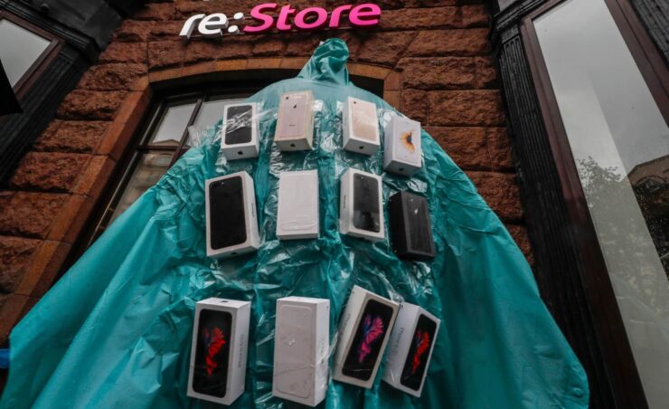 Явно серовозы просто не платят налоги, а крупный ритейл выезжает за счёт больших складских запасов. Фото.