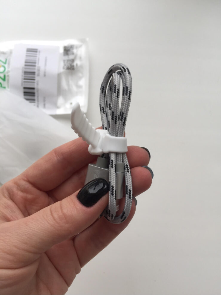 На проводе есть удобная силиконовая стяжка. Фото.