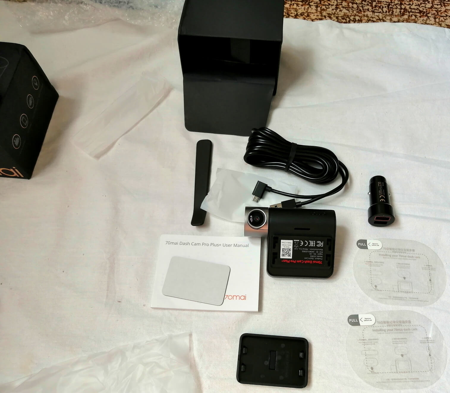 Регистратор компактный и не мешает обзору. Фото.