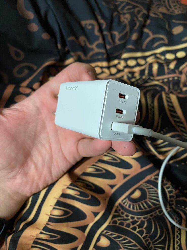 Сам блок питания небольшой, но при этом мощный. Фото.