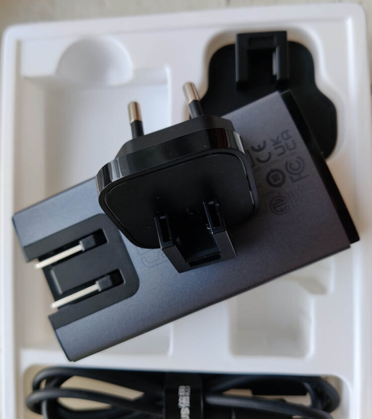 Вилку можно легко поменять на нужную из комплекта. Фото.