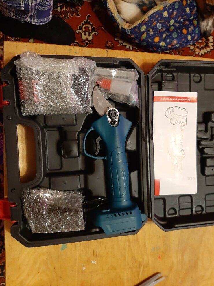 Такой секатор хорошо подойдет всем, кто выращивает много деревьев на участке. Фото.