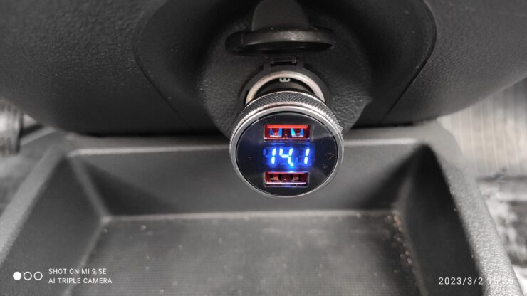 Автомобильная зарядка для телефона. Зарядное устройство компактное, поэтому сильно выпирать из автомобильной розетки не будет. Автомобильная зарядка для телефона. Зарядное устройство компактное, поэтому сильно выпирать из автомобильной розетки не будет. Фото.