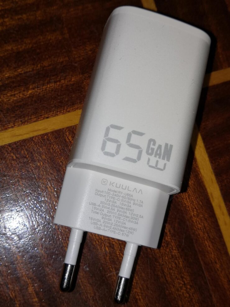 Зарядное устройство для телефона. Блок питания компактный для такой мощности. Зарядное устройство для телефона. Блок питания компактный для такой мощности. Фото.