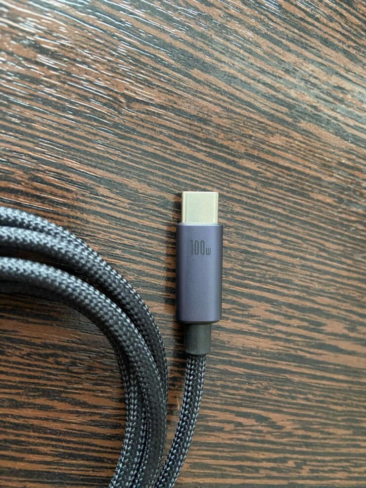 Кабель зарядки USB-C. Провод поддерживает быструю зарядку на 100 Вт. Кабель зарядки USB-C. Провод поддерживает быструю зарядку на 100 Вт. Фото.
