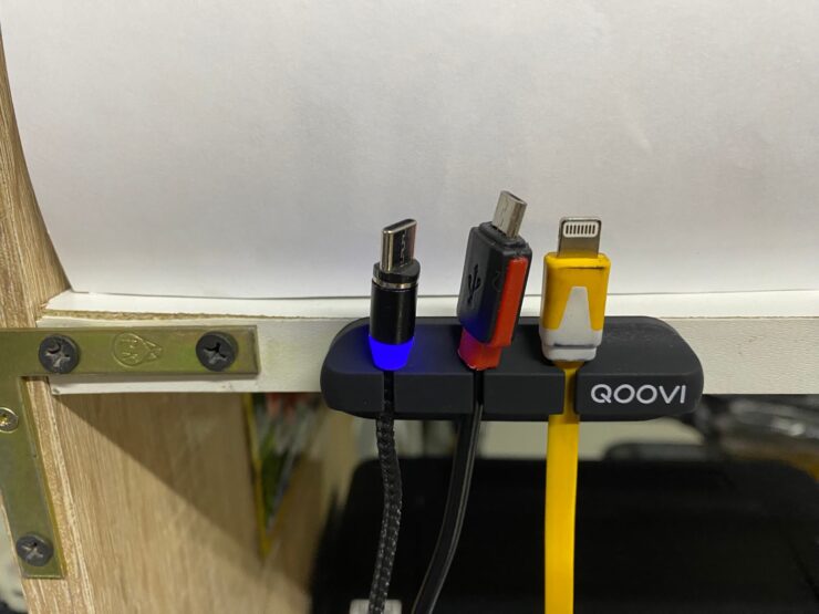 Держатель для провода на стол. Вот так удобно можно организовать все провода. Держатель для провода на стол. Вот так удобно можно организовать все провода. Фото.