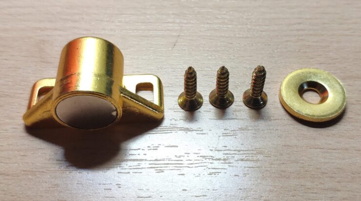 Магниты для дверей шкафа. Крепится такой магнит на три самореза. Магниты для дверей шкафа. Крепится такой магнит на три самореза. Фото.