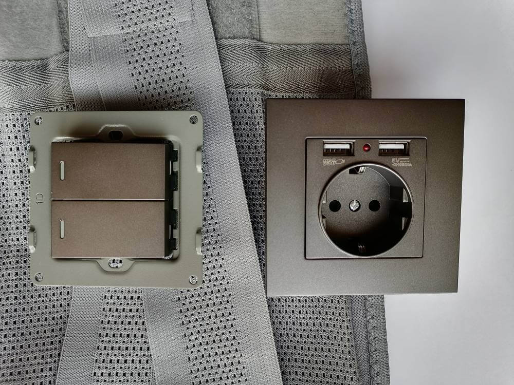 Розетка смотрится очень здорово. Радует и выбор цветов. Фото.