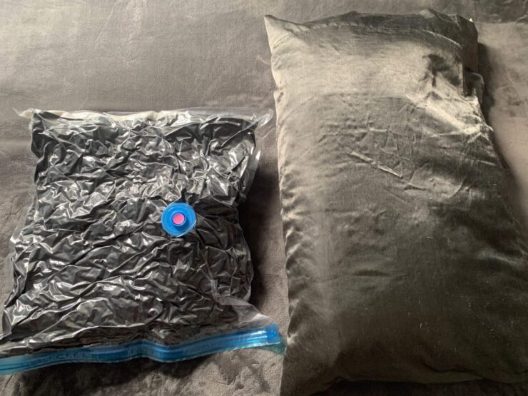 Вакуумные пакеты для одежды. Посмотрите, насколько меньше становится вещь в мешке. Вакуумные пакеты для одежды. Посмотрите, насколько меньше становится вещь в мешке. Фото.