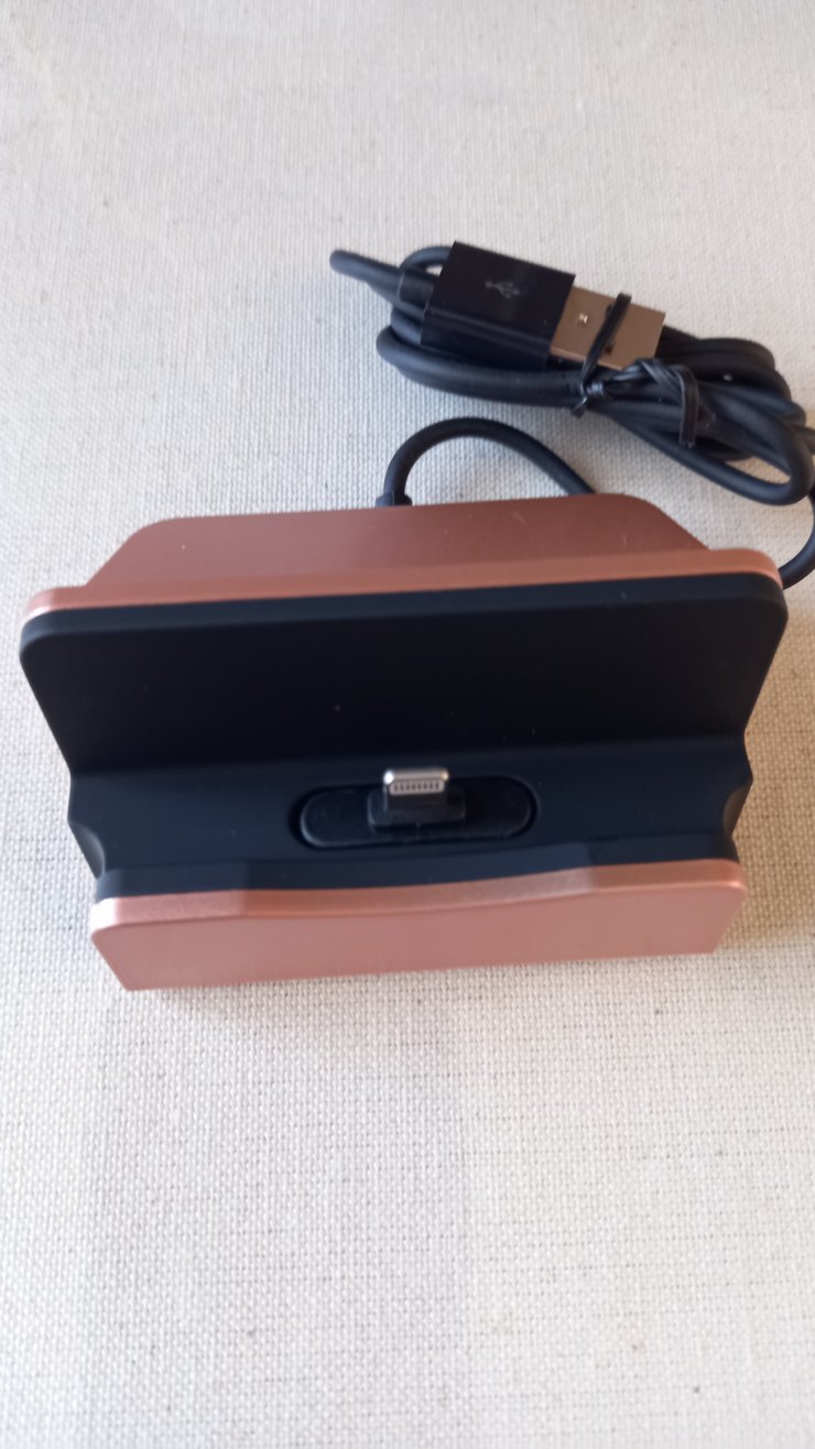 Док-станция для Айфона. На выбор есть док-станции разных цветов. Док-станция для Айфона. На выбор есть док-станции разных цветов. Фото.