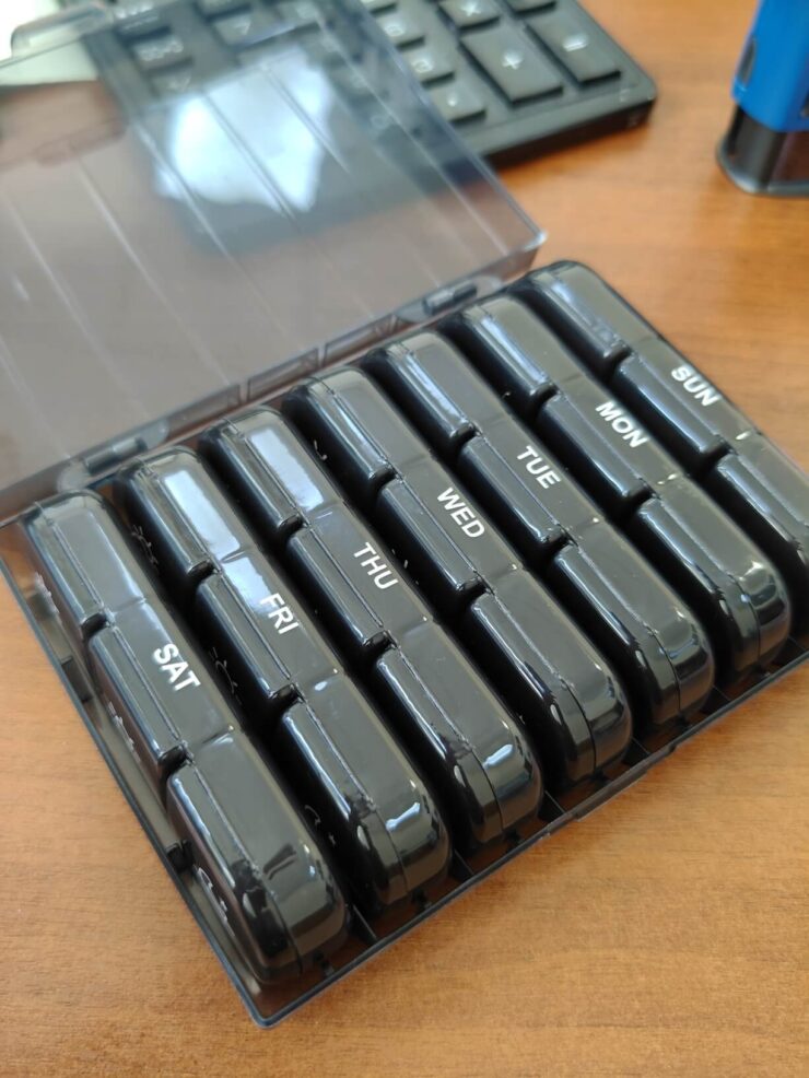 Таблетница на 7 дней. Можете доставать по маленькой коробочке каждый день, а можете носить их все с собой благодаря большому кейсу. Таблетница на 7 дней. Можете доставать по маленькой коробочке каждый день, а можете носить их все с собой благодаря большому кейсу. Фото.