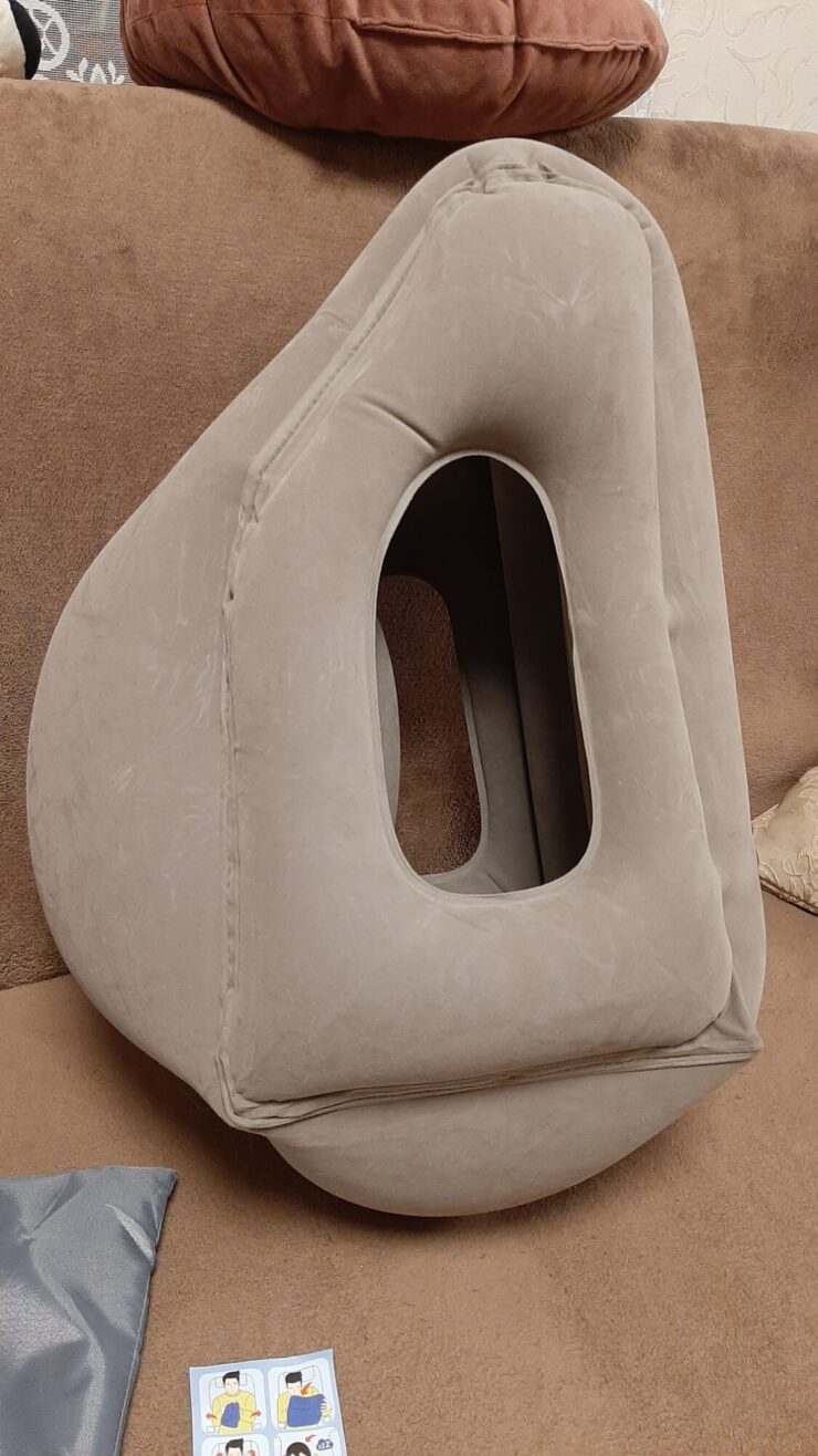 Надувная подушка для путешествий. С такой подушкой можно уснуть хоть где. Надувная подушка для путешествий. С такой подушкой можно уснуть хоть где. Фото.