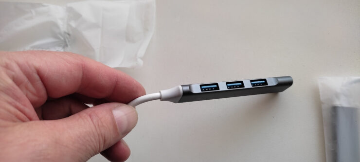 Переходник USB-C на USB. Переходник маленький, поэтому легко поместится в любой сумке. Переходник USB-C на USB. Переходник маленький, поэтому легко поместится в любой сумке. Фото.