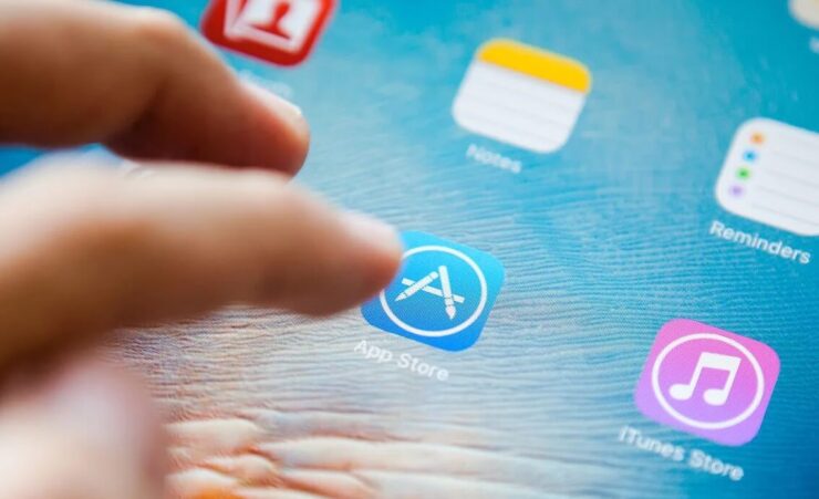 Ключевым ограничением для устройств на iOS 11 станет отключение App Store. Фото.