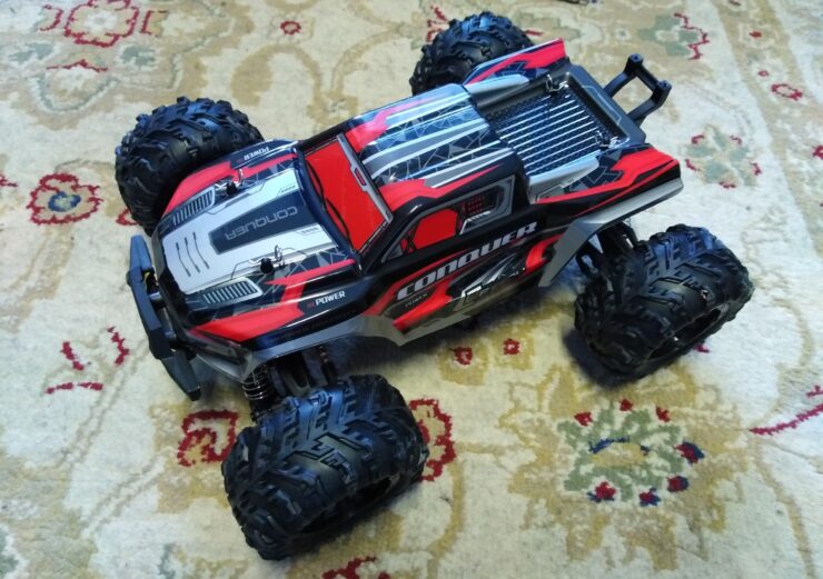 Машинка на радиоуправлении для взрослых. Это реально мощная модель, поэтому детям её лучше не покупать. Машинка на радиоуправлении для взрослых. Это реально мощная модель, поэтому детям её лучше не покупать. Фото.