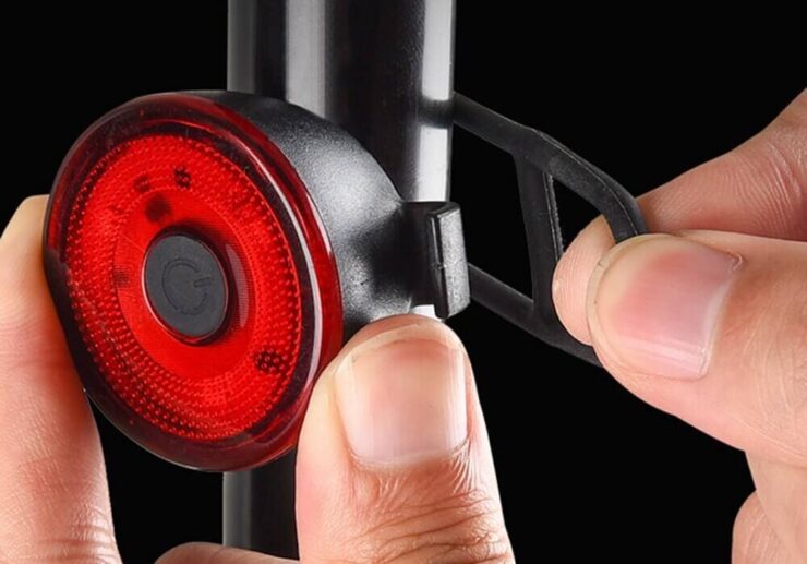 Задний фонарь для велосипеда. Эта штука нужна не для освещения, а для безопасности. Задний фонарь для велосипеда. Эта штука нужна не для освещения, а для безопасности. Фото.