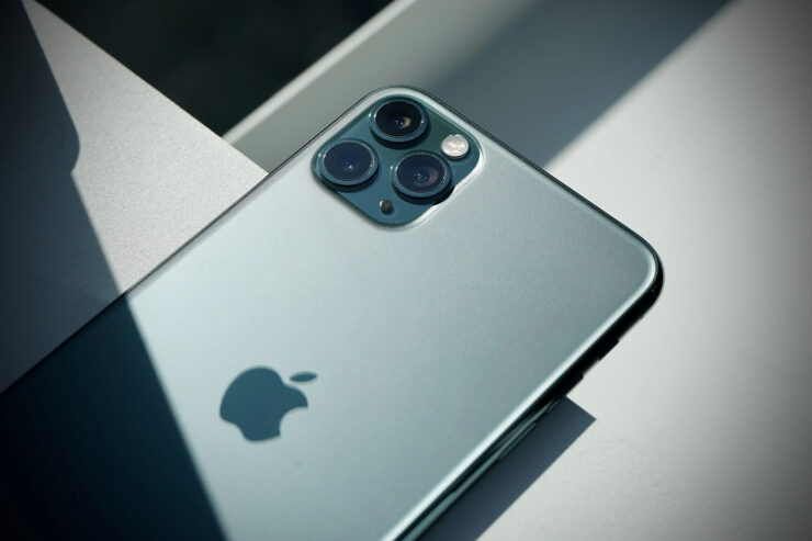 Стоит ли покупать Айфон 11 Про Макс. Матовое стекло на задней панели смотрится очень стильно. Фото.