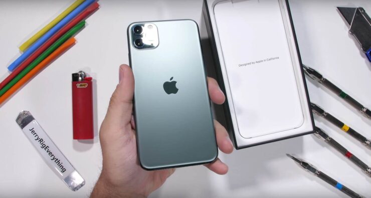 Размер iPhone 11 Pro Max. Если у вас маленькая рука, то пользоваться iPhone 11 Pro Max будет непросто. Фото.