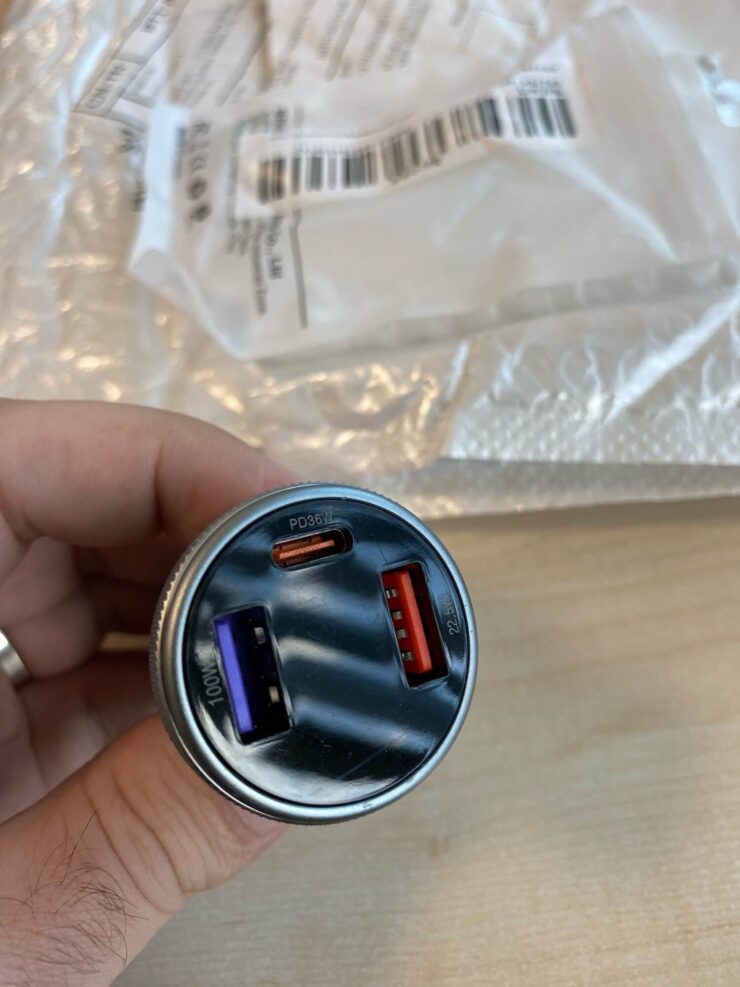 Автомобильная зарядка для Айфона. Сама зарядка не займет много места. Фото.