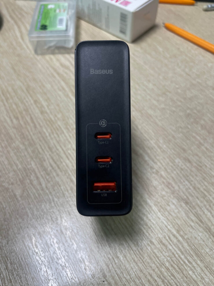 Какая зарядка для Айфона лучше. Такой вариант подойдет владельцам ноутбуков. Не придется таскать несколько зарядок с собой. Фото.