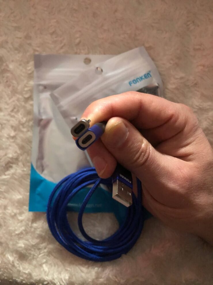 Провод для зарядки Айфона. Адаптер вставляется в Айфон, и кабель просто примагничивается. Фото.