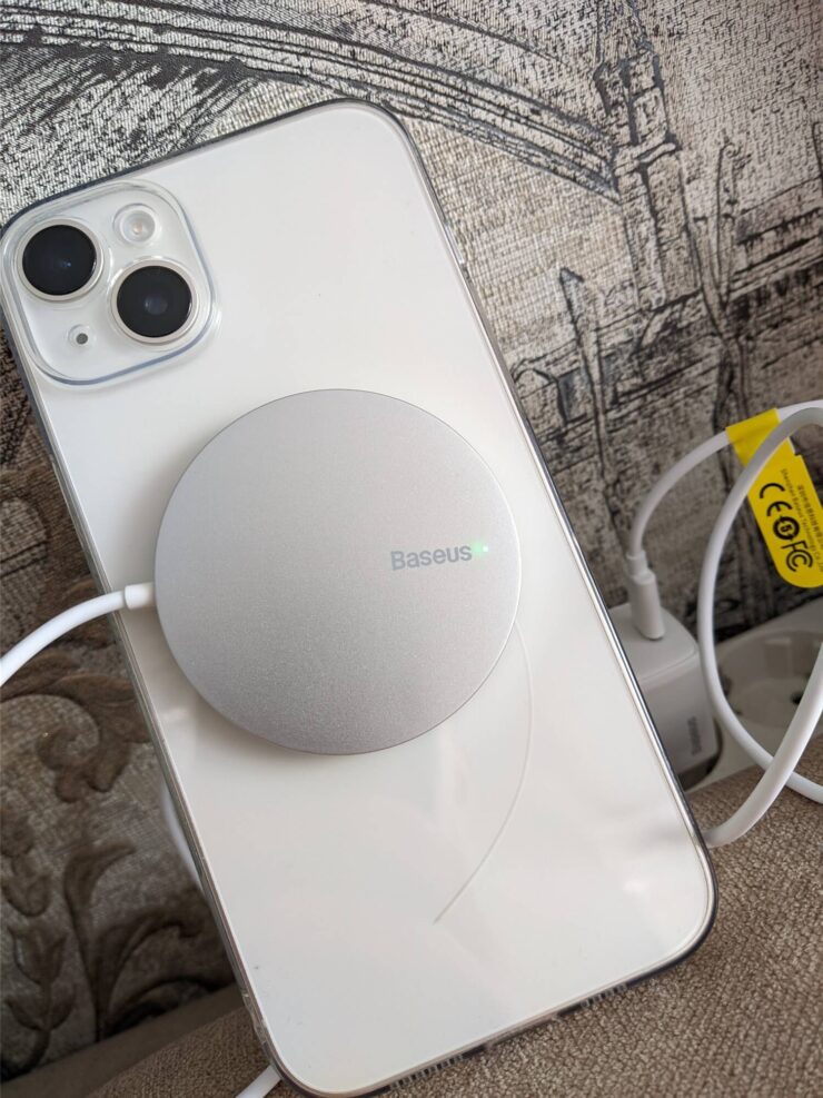 Беспроводная зарядка для Айфона. Сама шайба немного выпуклая, поэтому если вы положите Айфон на ее, то он будет чуть-чуть качаться. Фото.