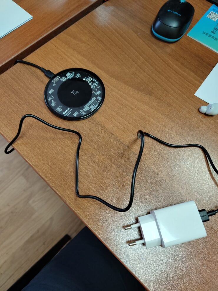 Беспроводная зарядка для Айфона. Выглядит такая QI-зарядка очень прикольно. Фото.