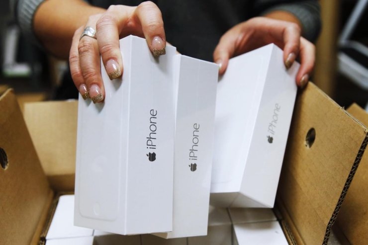 Ушла ли Apple из России. Эппл Рус не возит Айфоны в Россию сама, поэтому и требовать от нее предустановки российского софта практически бессмысленно. Ушла ли Apple из России. Эппл Рус не возит Айфоны в Россию сама, поэтому и требовать от нее предустановки российского софта практически бессмысленно. Фото.