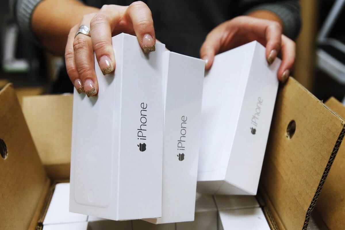 Эппл Рус показала убытки, потому что ничего тут не продаёт. Но продаёт за границей, и прибыль засчитывается иностранным дочкам, хотя по факту все эти устройства везут в Россию по параллельному импорту. Фото.