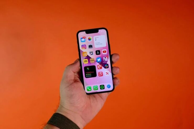 iPhone 13 mini выглядит прикольно, но пользоваться таким маленьким смартфоном в 2023 году уже неудобно. Фото.