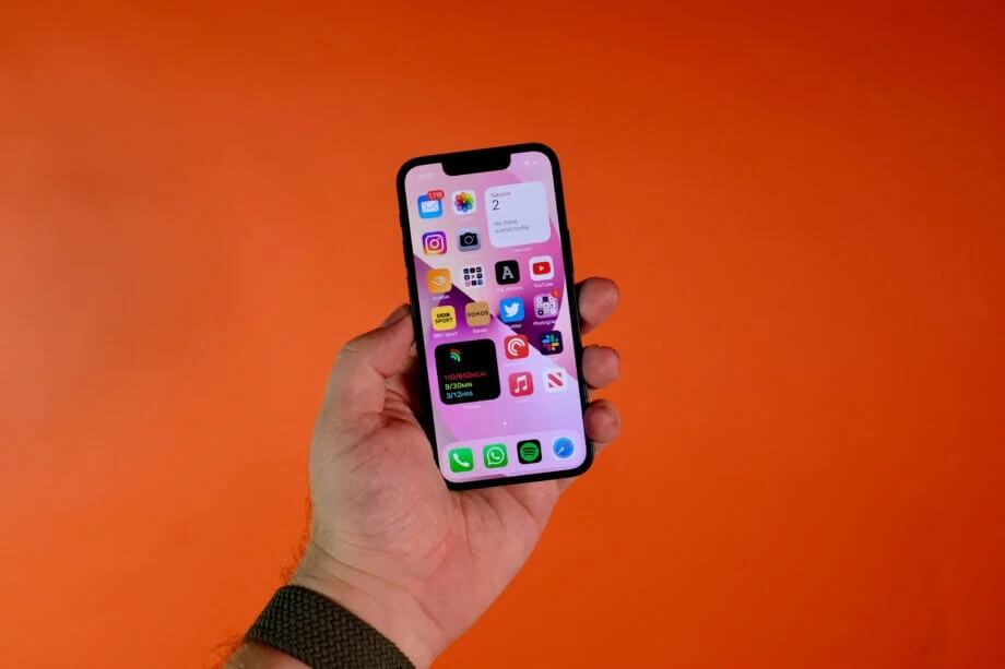 iPhone 13 mini выглядит прикольно, но пользоваться таким маленьким смартфоном в 2023 году уже неудобно. Фото.