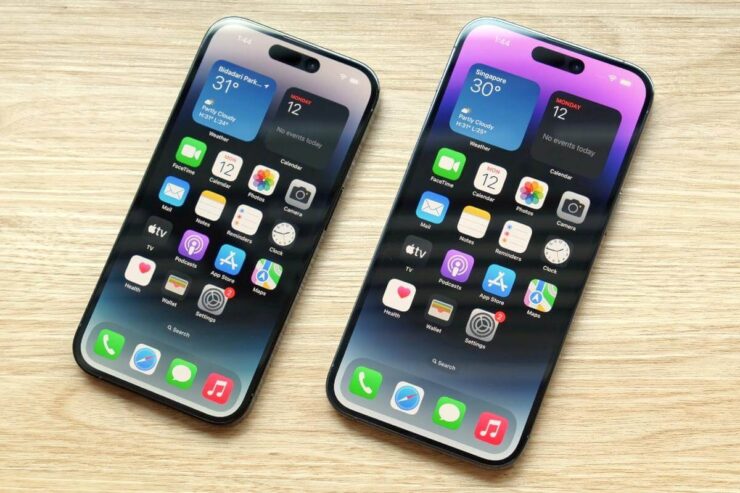 На этой фотографии хорошо видна разница в размерах iPhone 14 Pro и iPhone 14 Pro Max. Фото.