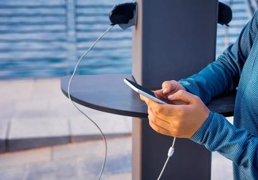 Опасно ли заряжать Айфон в общественных местах. Фото.