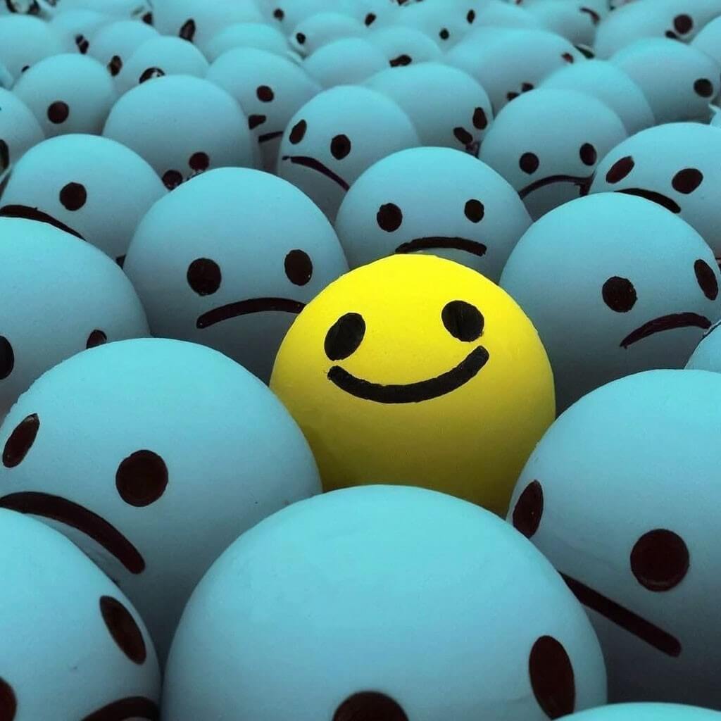 Шедеврум видит счастье в виде шарика. Фото.