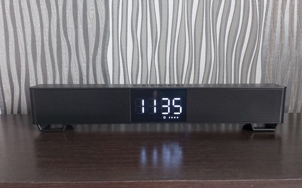 Это не Яндекс Станция Макс, но часы у неё тоже есть. Фото.